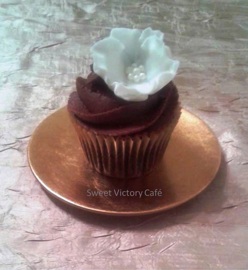 Chocolate cupcake with flower